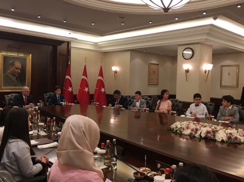 Başbakan koltuğunu Yağız Keçe'ye devretti