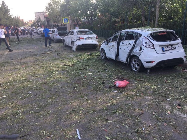 Diyarbakır'da polis ekiplerine bombalı saldırı