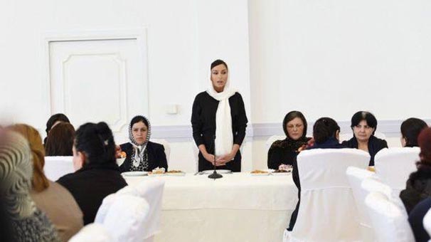 Azerbaycan first ladysi şehit annelerin önünde ağladı