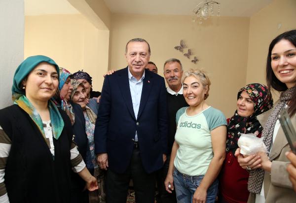 Erdoğan çaya davet eden aileye misafir oldu 