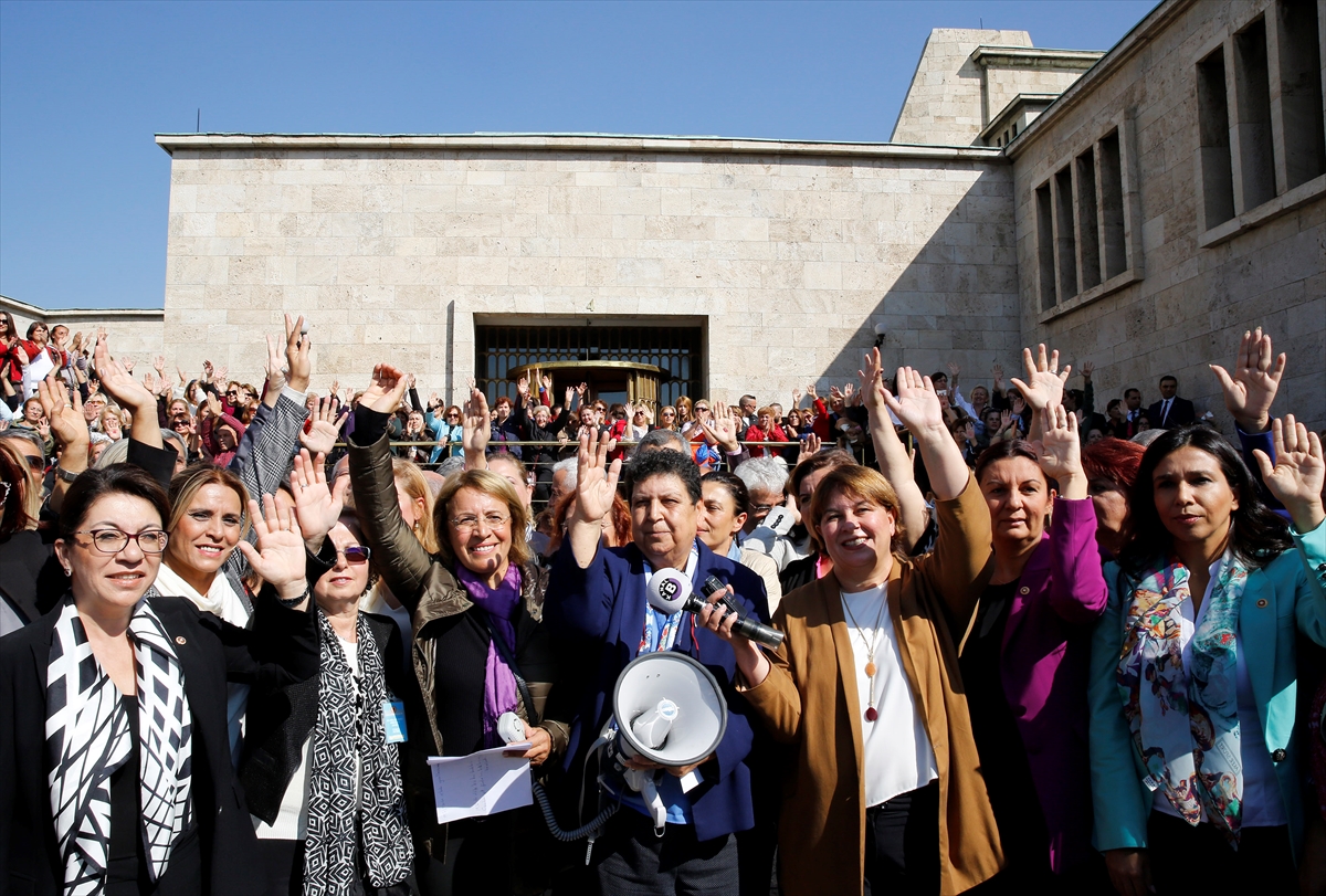 CHP'li kadınlar müftüye nikah yetkisini protesto etti
