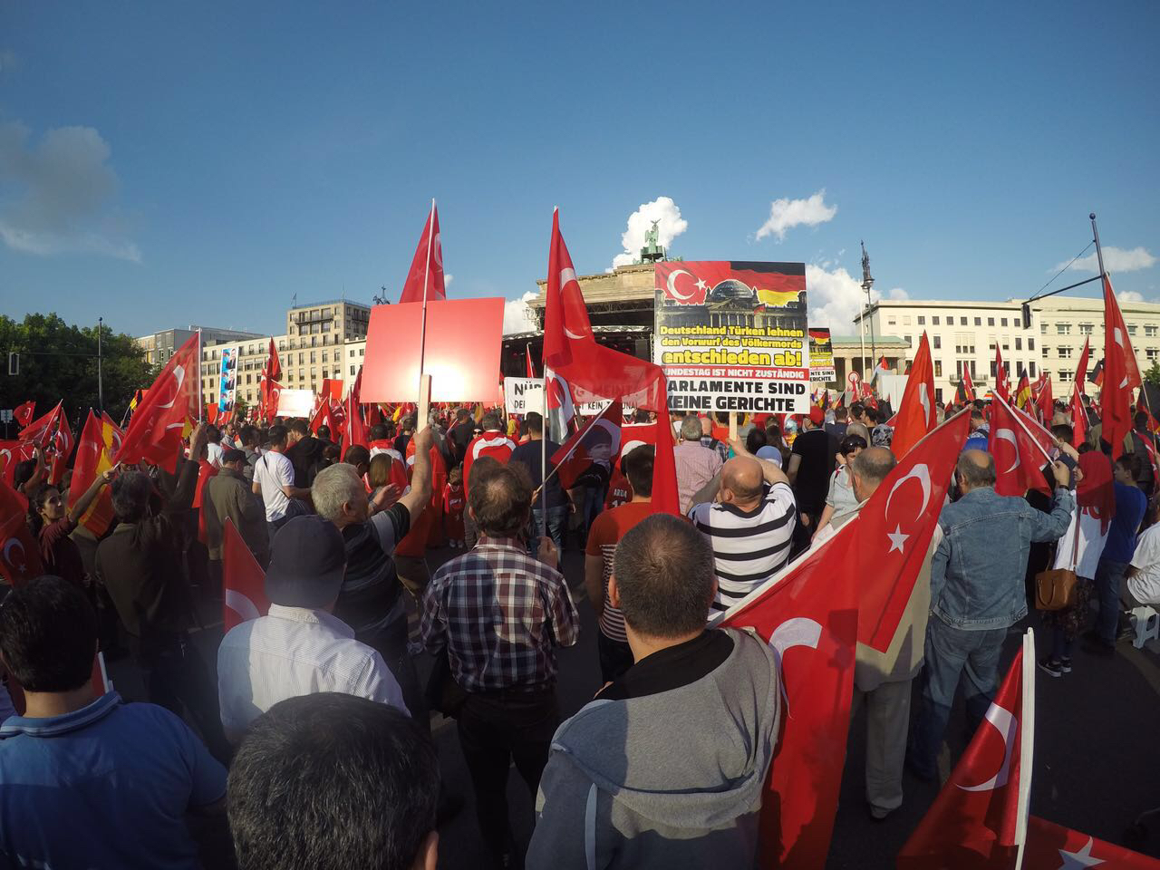 Avrupa'da yaşayan Türkler Berlin'e akın etti