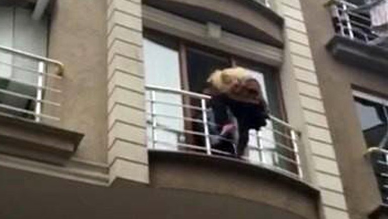İstanbul'da eski nişanlısından kaçan kadın balkona çıktı