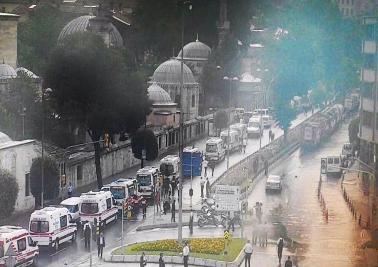 İstanbul Vezneciler'de çevik kuvvet aracına saldırı