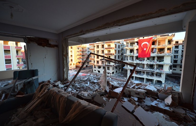 Şanlıurfa’da zarar gören binalara Türk bayrağı