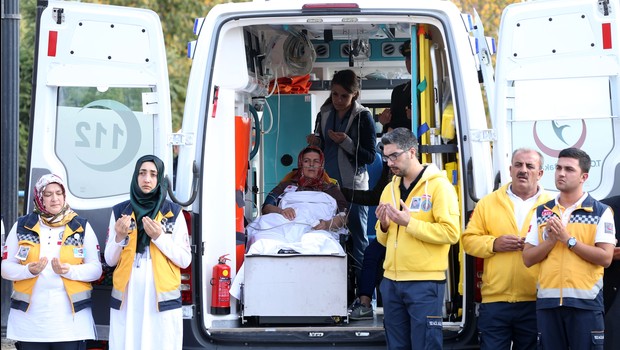 Şehit oğlunu ambulans içinde uğurladı