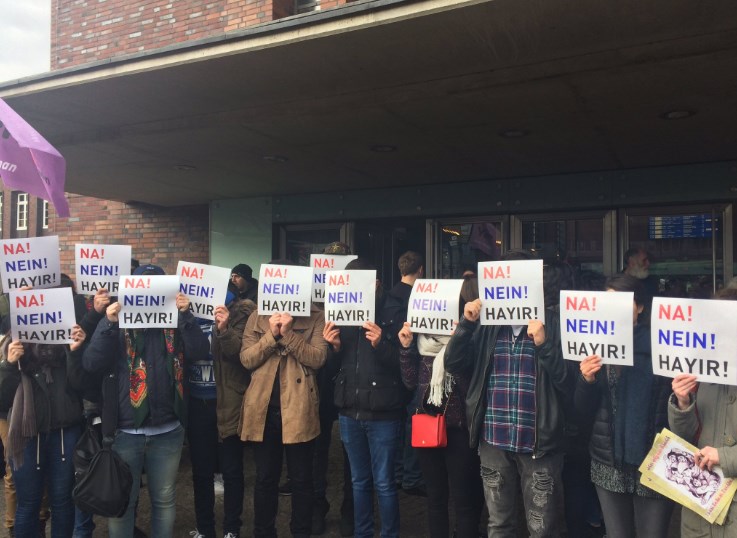 Almanya'da referandum karşıtlarından 'hayır' protestosu