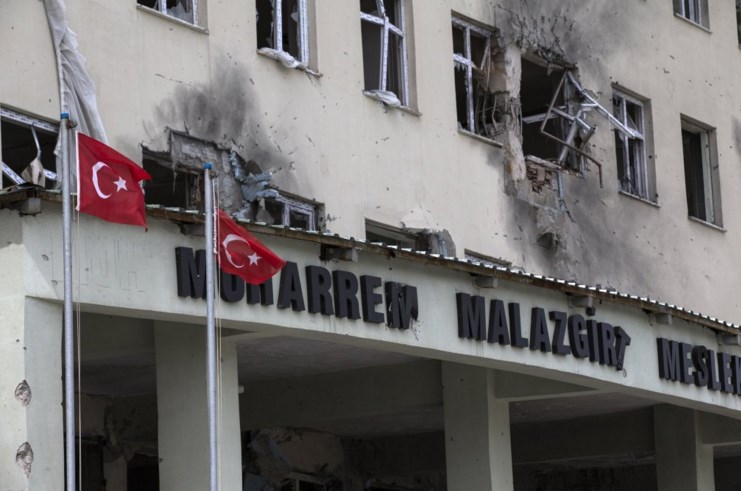 Hakkari'de 22 milyon liraya yapılan okulu teröristler yaktı