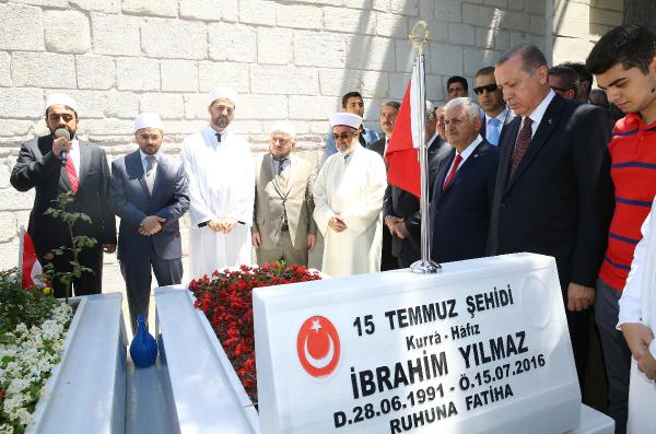 Erdoğan 15 Temmuz şehidinin mezarı başında Kur'an okudu