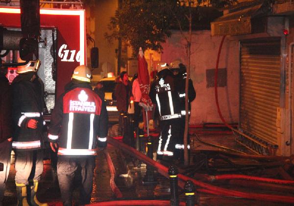 Beyoğlu'nda binada yangın çıktı