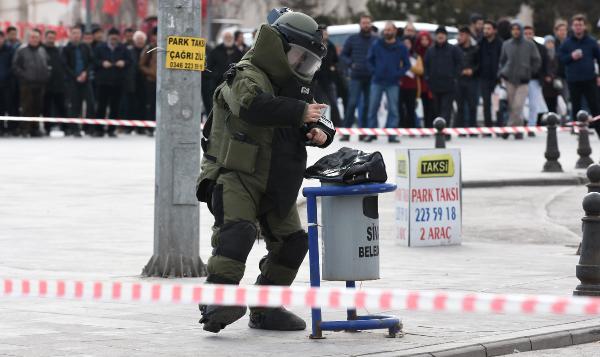 Sivas'ta çöpe bırakılan çanta bomba paniğine sebep oldu