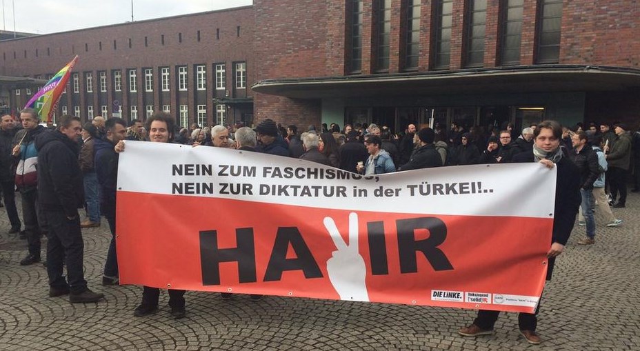 Almanya'da referandum karşıtlarından 'hayır' protestosu