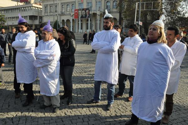 CHP'den İzmir'de deli gömlekli hunili eylem 