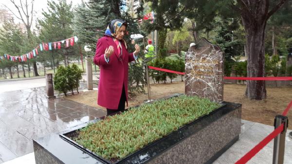 Meral Akşener Türkeş'in kabrini ziyaret etti