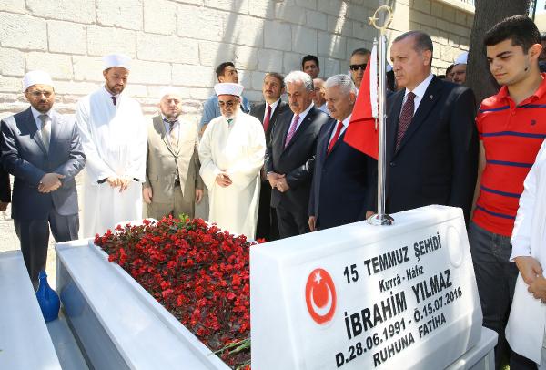 Erdoğan 15 Temmuz şehidinin mezarı başında Kur'an okudu