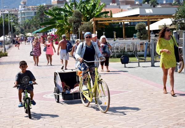 Marmaris'te turistler sahillerin keyfini çıkarıyor