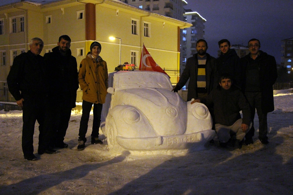 İstanbul'da kardan araba yapıldı