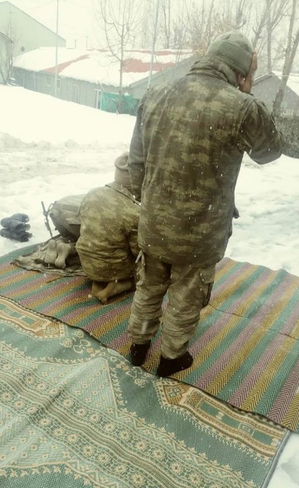 Yüksekova'daki askerler kar üstünde namaz kılıyor