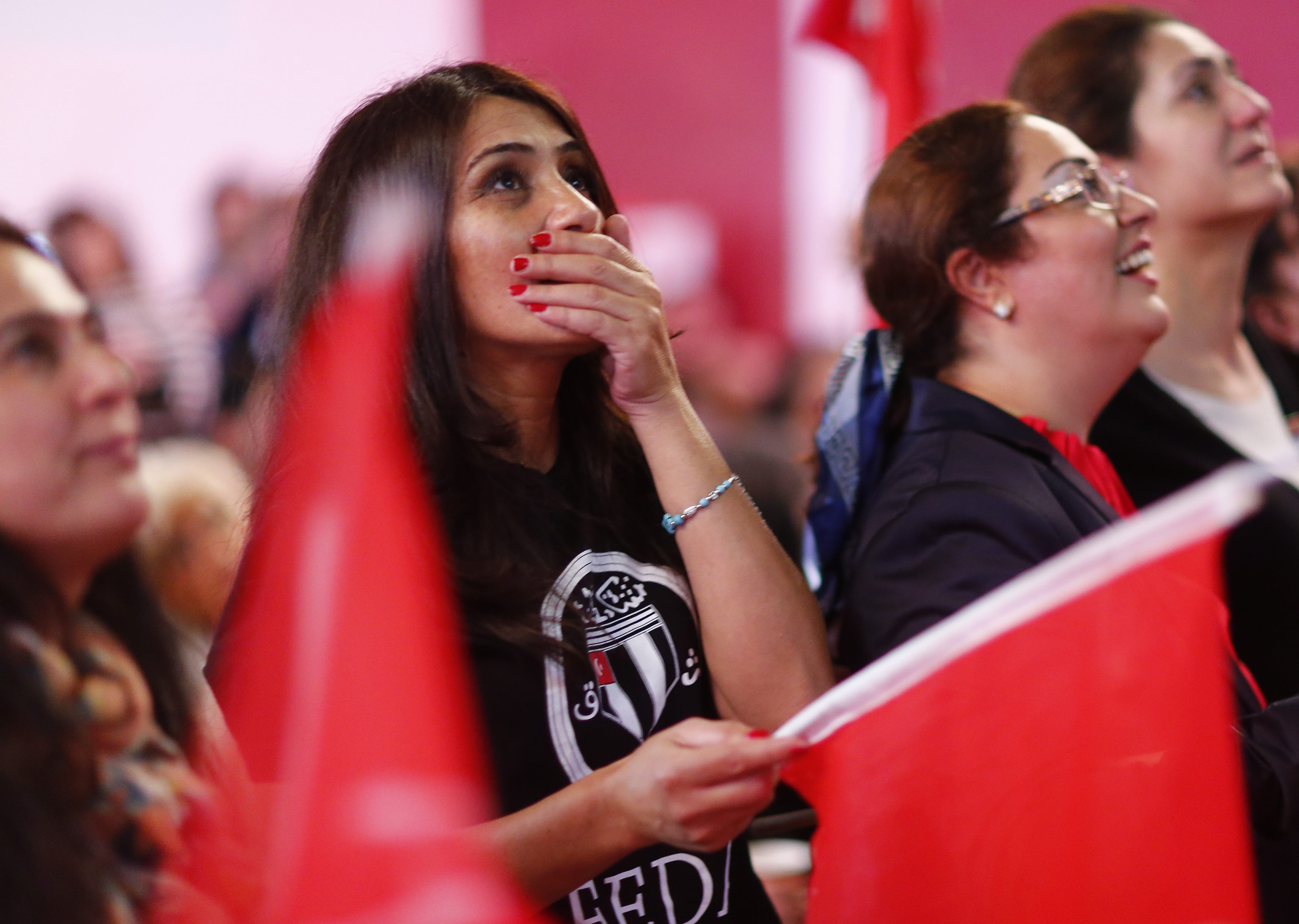 Almanya'da sonuçları gören CHP'liler ağlamaya başladı