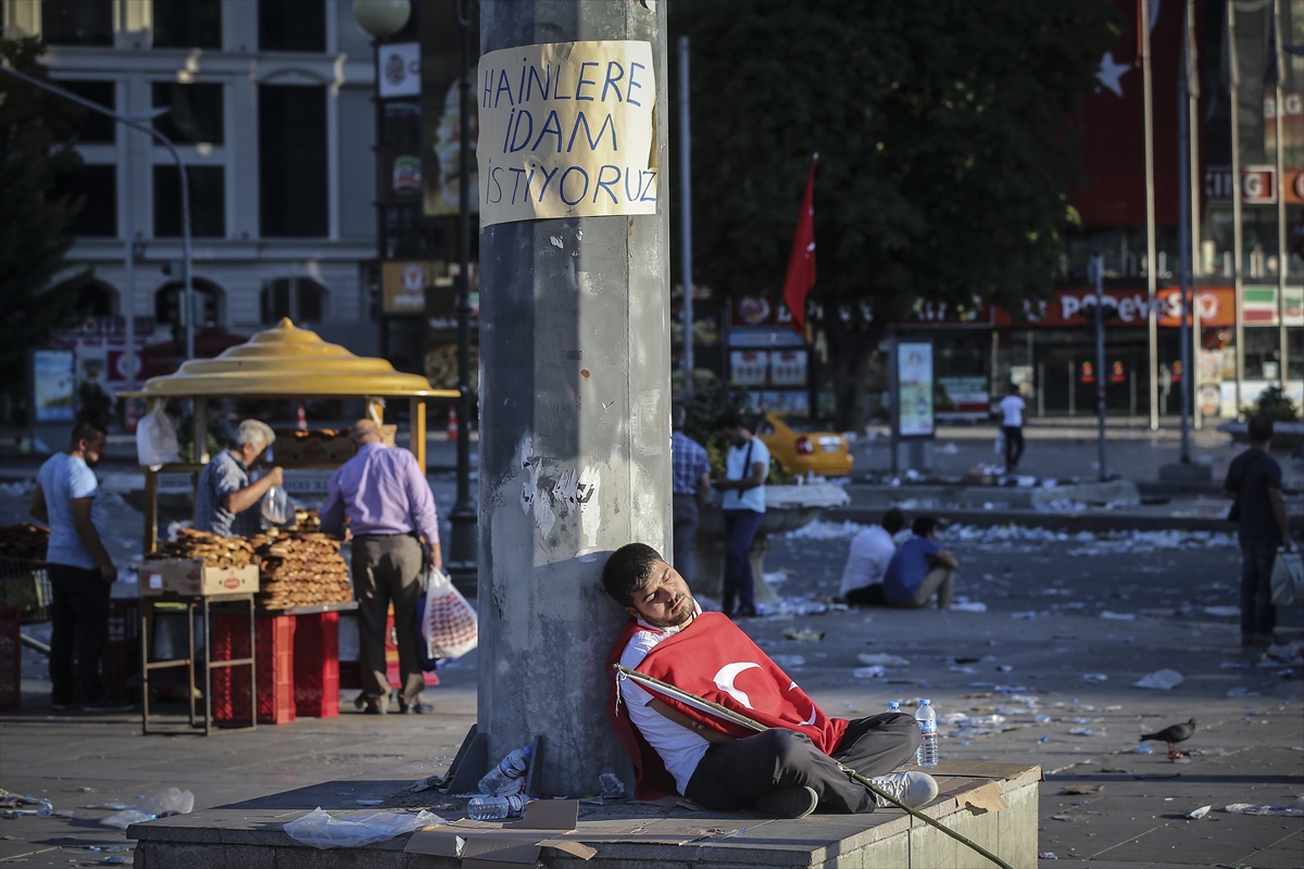 Türk bayrağına sarılıp uyuyan Ankaralı