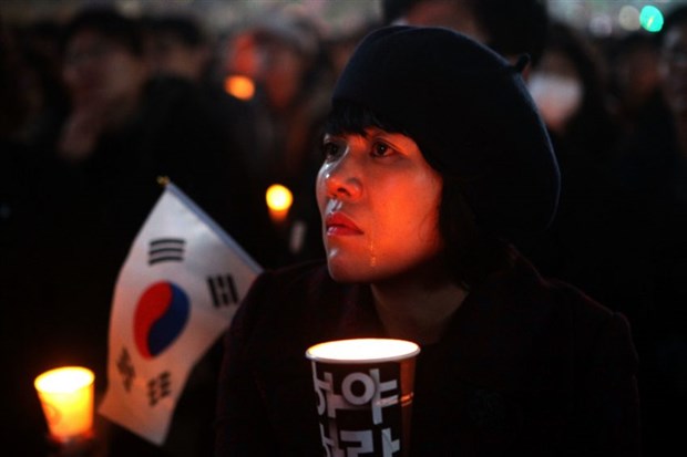 Güney Kore'de binlerce insan sokakta