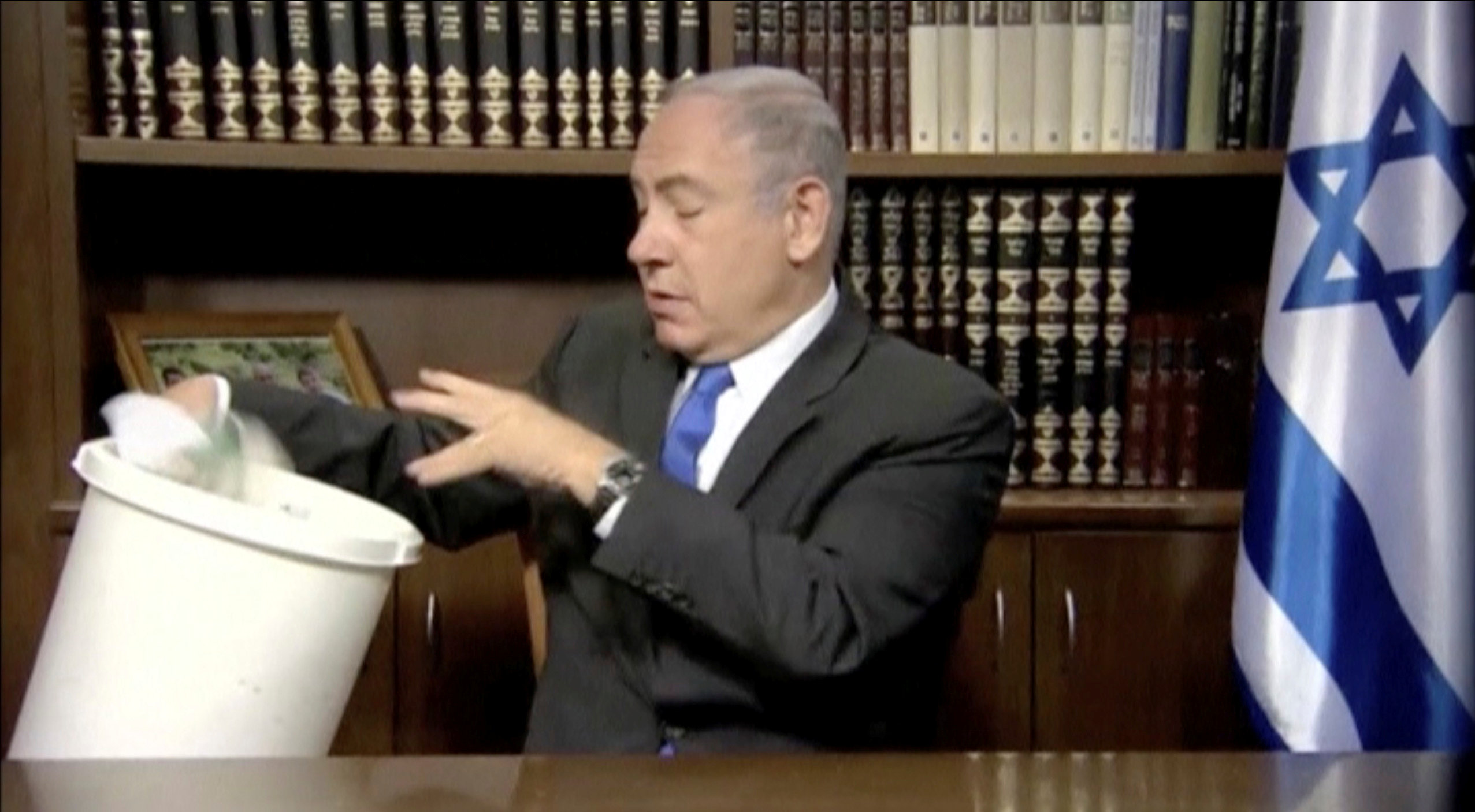 Netanyahu, Hamas'ın siyaset belgesini çöpe attı