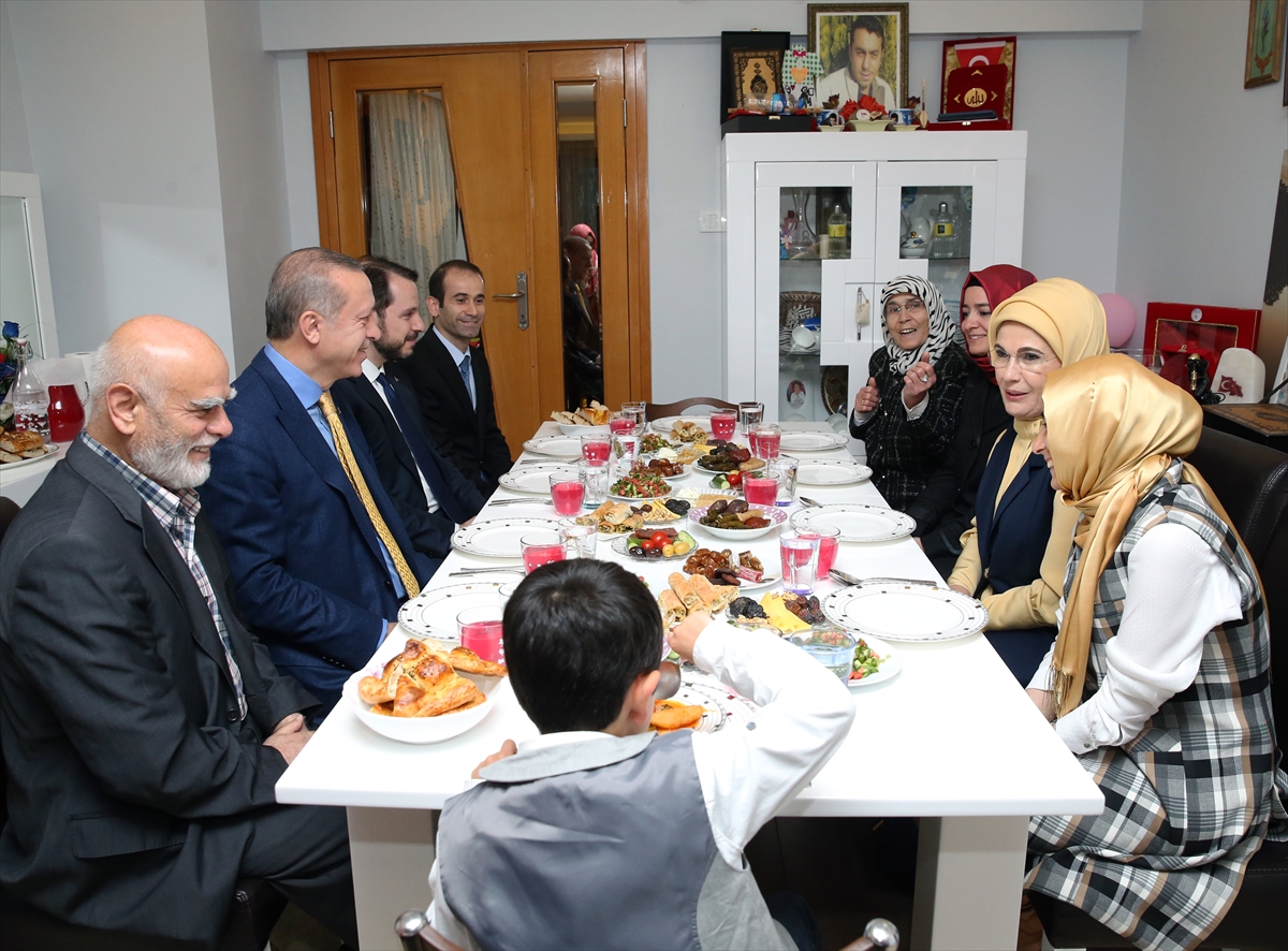Cumhurbaşkanı Erdoğan iftarı şehit ailesiyle yaptı
