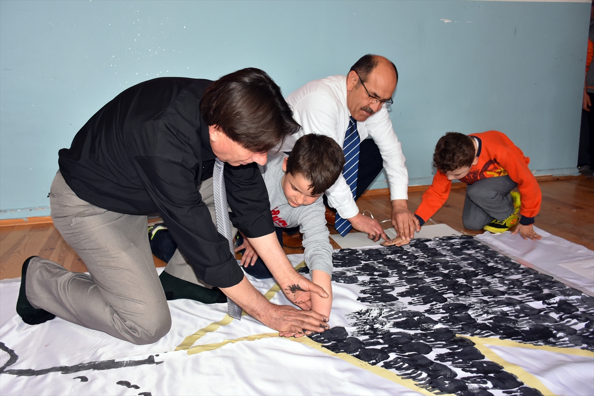 Öğrenci ve öğretmenlerden el iziyle Atatürk portresi 