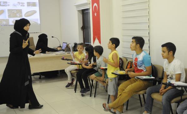 Suriyeli Reem, Türk çocuklarına Arapça öğretiyor
