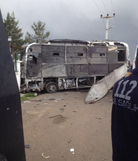Diyarbakır'da polise bombalı saldırı
