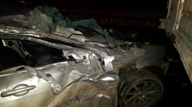 Edirne'de aşırı hız yapan araç TIR'ın altına girdi: 1 ölü