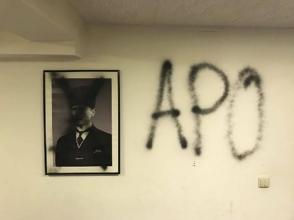 Münihte PKK'lılar Atatürk fotoğraflarını karaladı