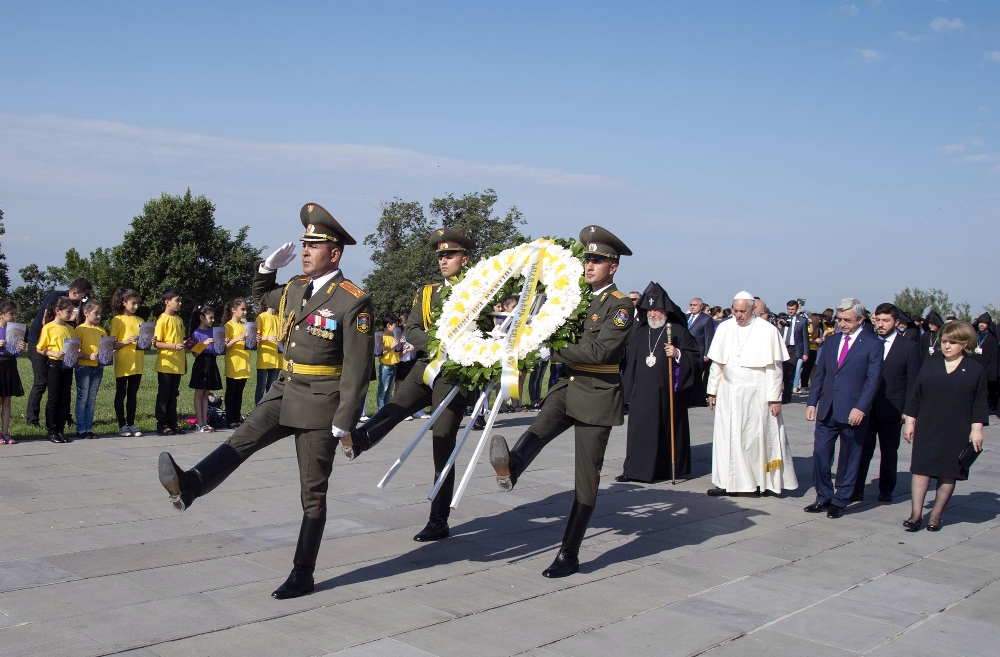 Papa sözde soykırım anıtını ziyaret etti