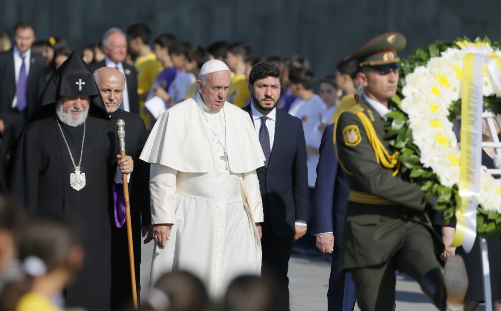 Papa sözde soykırım anıtını ziyaret etti