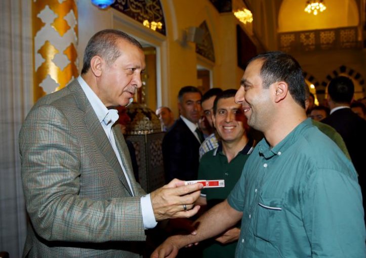 Vatandaşın cebindeki sigara paketi Erdoğan'dan kaçmadı