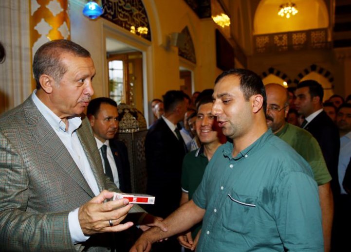 Vatandaşın cebindeki sigara paketi Erdoğan'dan kaçmadı