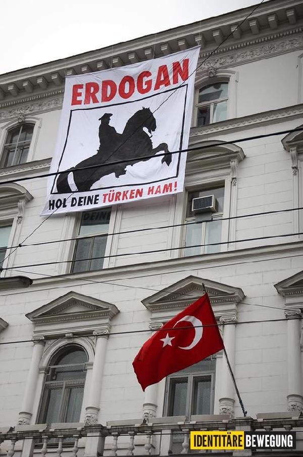 Viyana’da Türk Büyükelçiliği'ne çirkin pankart