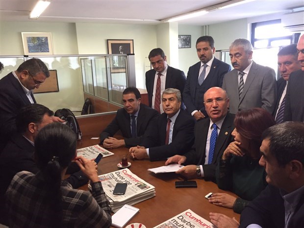CHP'li vekillerden Cumhuriyet gazetesine ziyaret