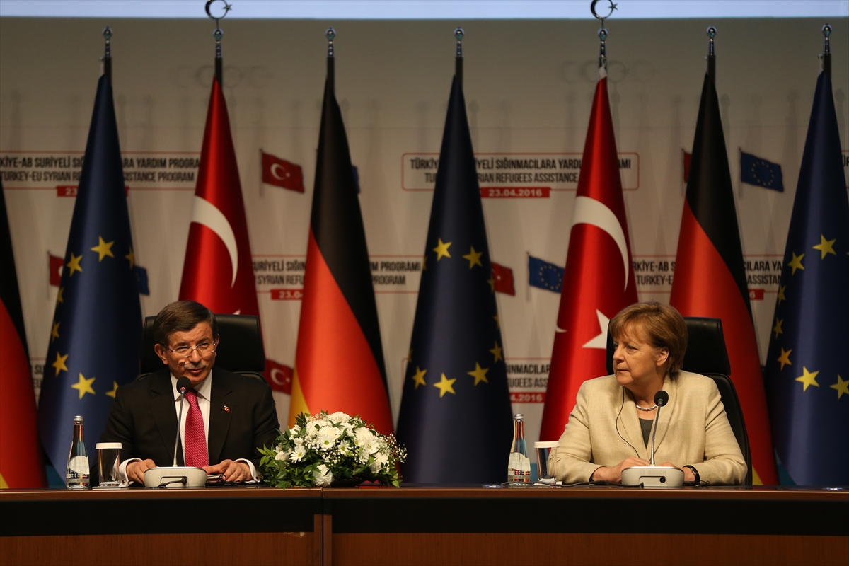 Davutoğlu: Vize anlaşması olmazsa geri kabul de olmaz