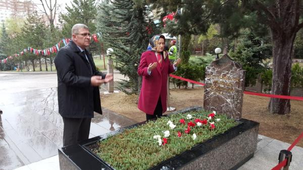 Meral Akşener Türkeş'in kabrini ziyaret etti