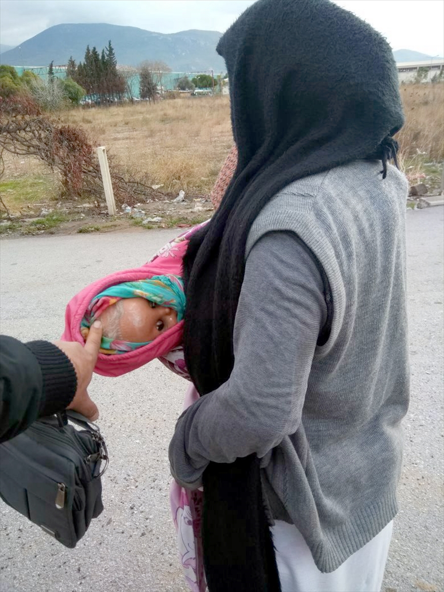 İzmir'de oyuncak bebekle dilenen kadın yakalandı