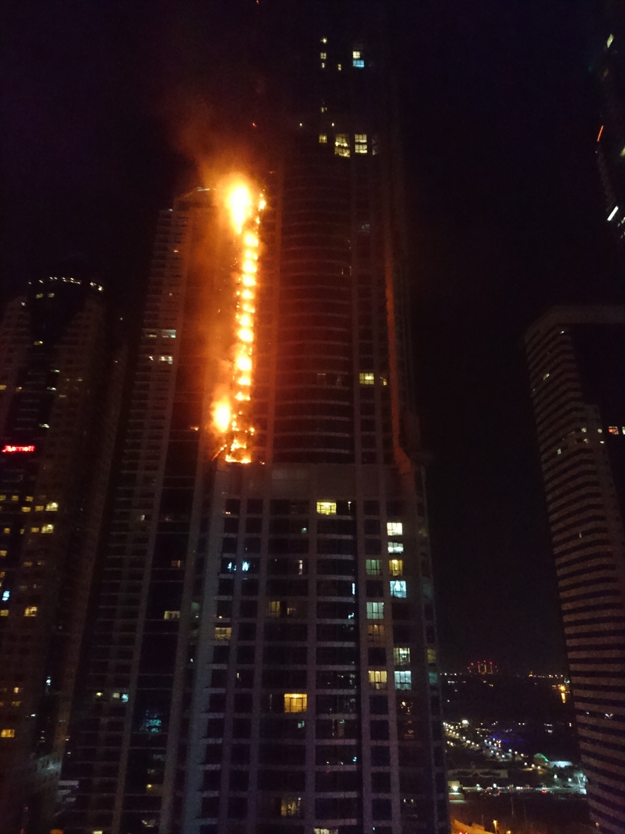 Dubai'deki Towch Tower gökdeleninde yangın