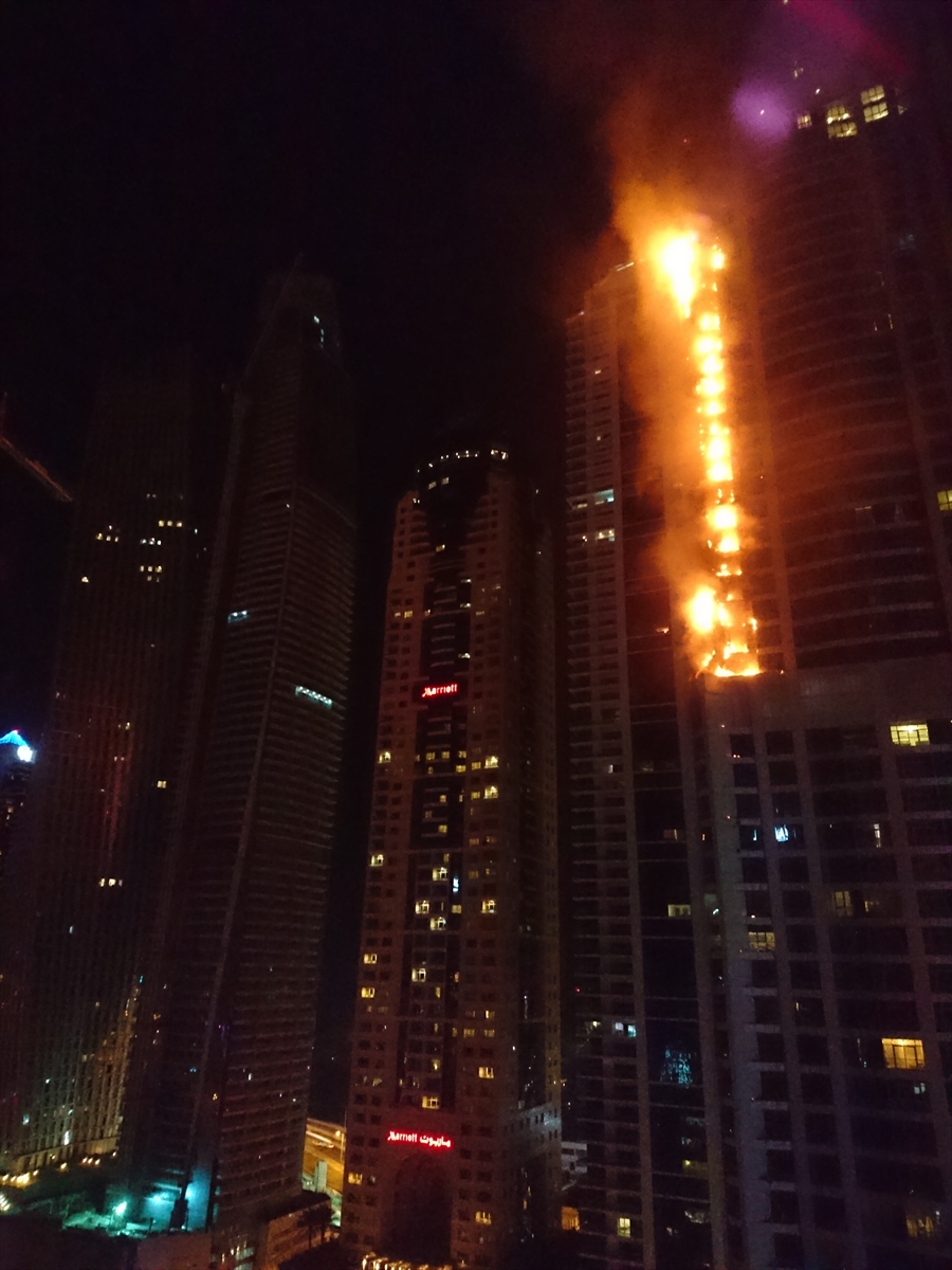 Dubai'deki Towch Tower gökdeleninde yangın