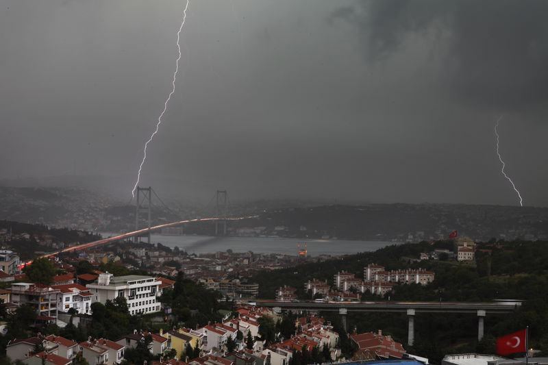 İstanbul için şiddetli fırtına uyarısı
