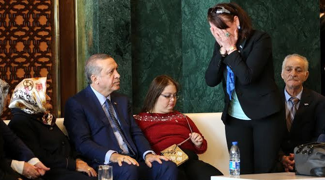 Erdoğan'la tokalaştıktan sonra elini yüzüne süren kadın