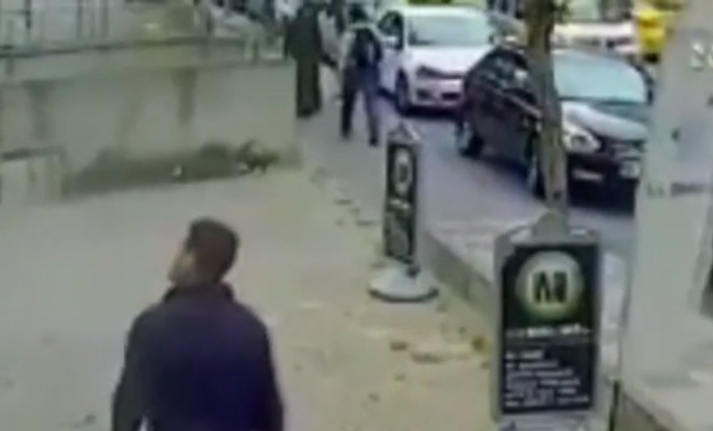 Çatalca'da bir adam yolda çarpıştığı kadını yumrukladı