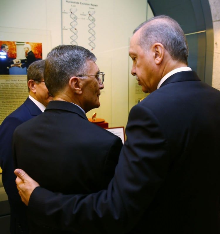 Aziz Sancar Nobel Ödülü'nü Anıtkabir'e takdim etti