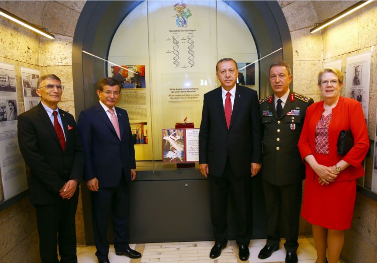 Aziz Sancar Nobel Ödülü'nü Anıtkabir'e takdim etti