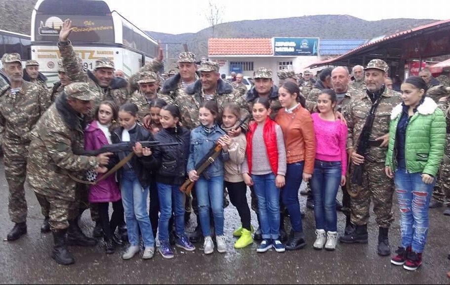Ermenistan'da çocukların eline silah verdiler
