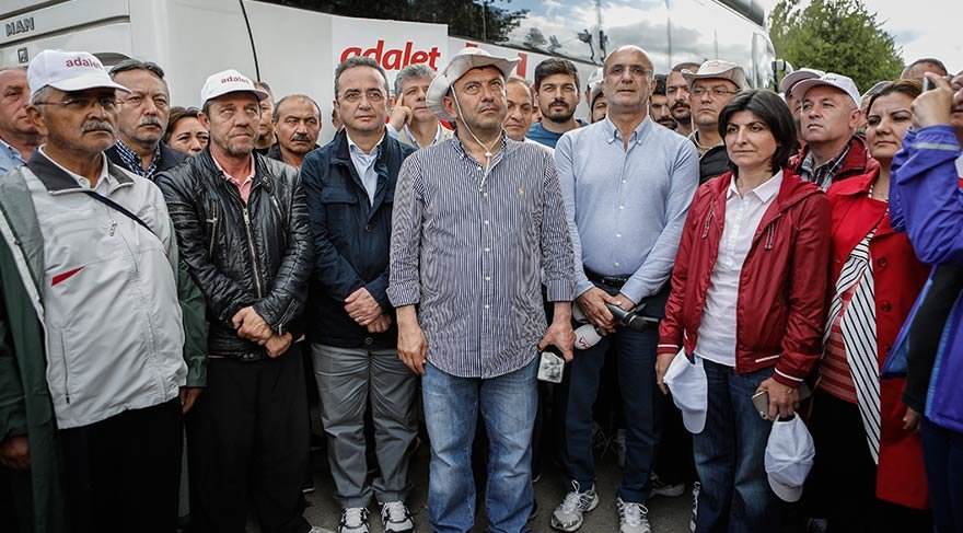 Yürüyüşe başlayan CHP'lilerden düşünme eylemi